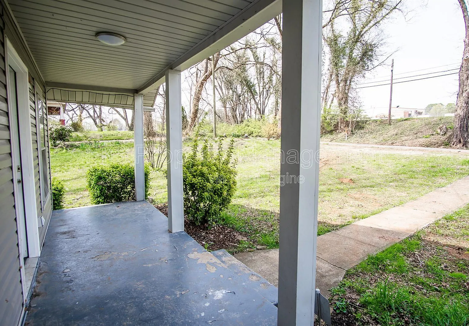 3 bed, 1.0 bath, $1,445 — Photo 3