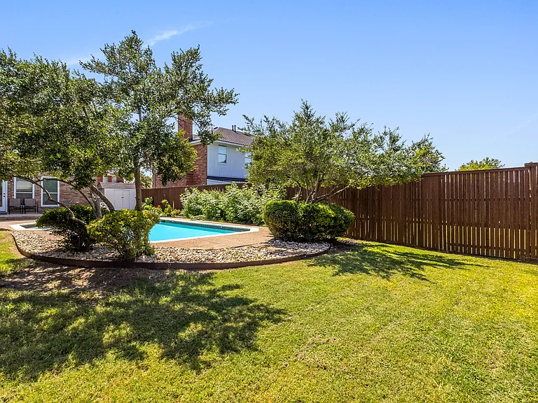 6906 Graham Dr — Photo 23