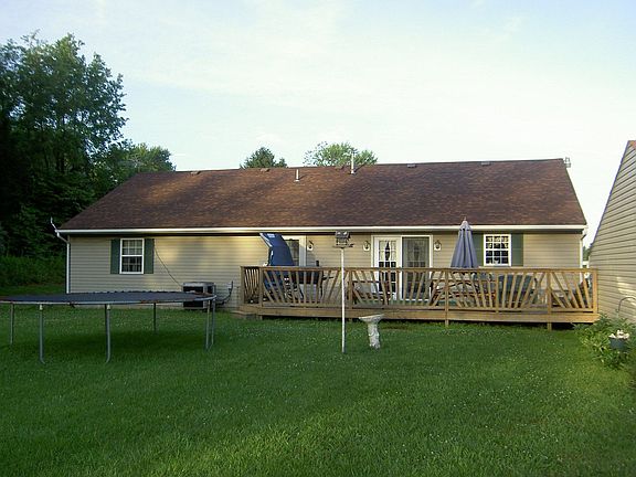 Beautiful, quiet country setting on almost 1 acre