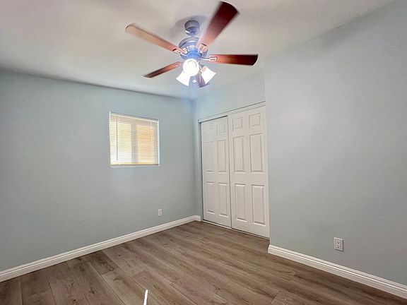 bed room with ceiling fan