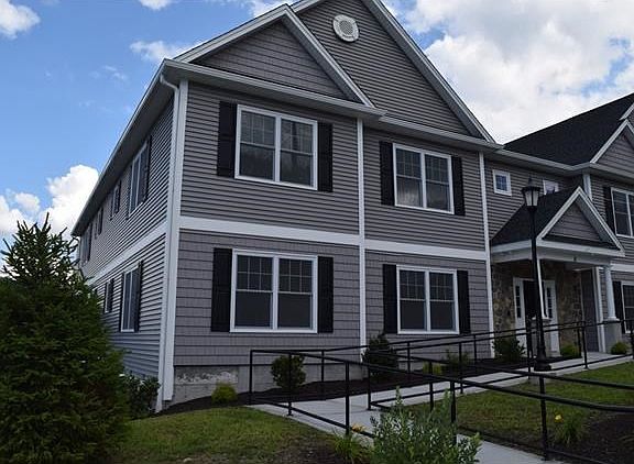 Town Line Commons distinctive entrance is handicap friendly.