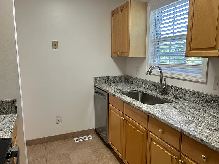 305 Walnut St — Photo 5
