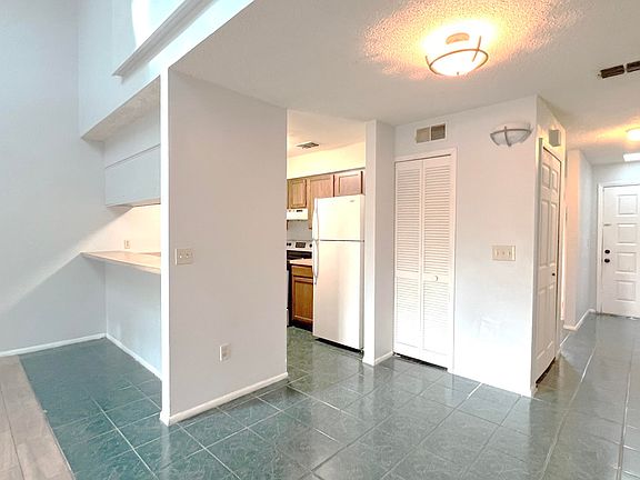 3rd image of 2805 Hunt Club Ln