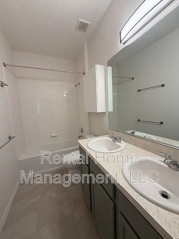 4 bed, 2.0 bath, 1860 sqft, $2,250 — Photo 3