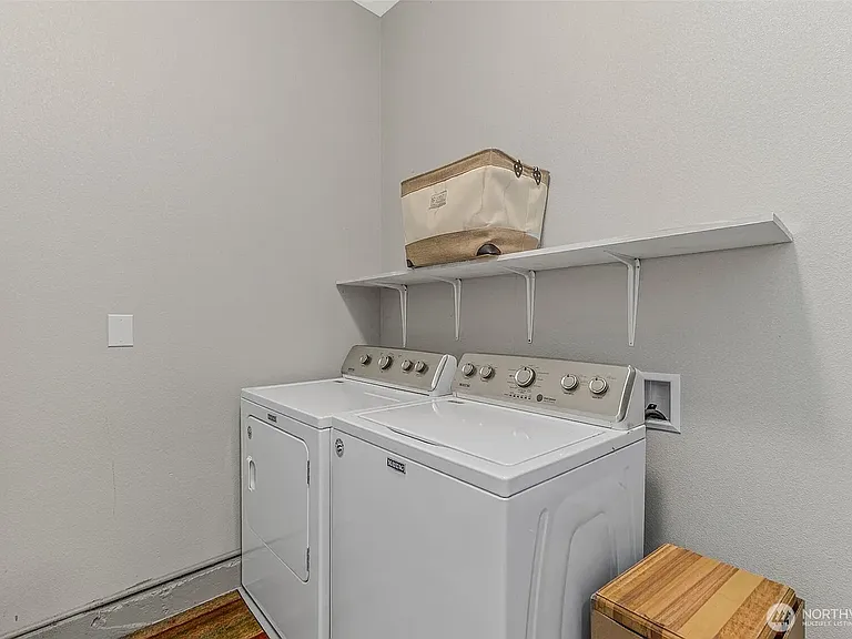 116 NE James St — Photo 23