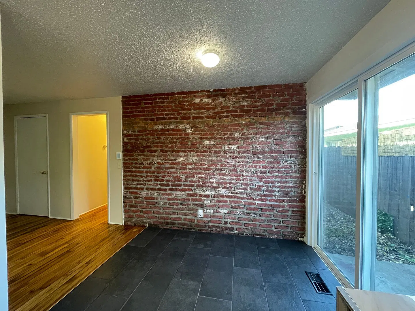 Nice 2 Bedroom 1 Bathroom Duplex — Photo 4