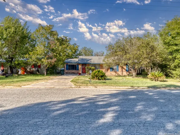 304 W SABINAL ST, Uvalde, TX 78801