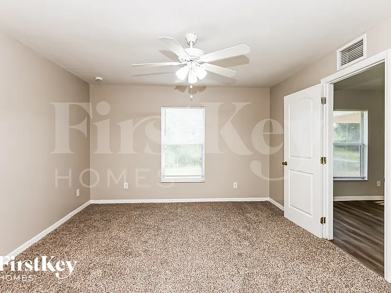 1141 Ebert St E — Photo 11