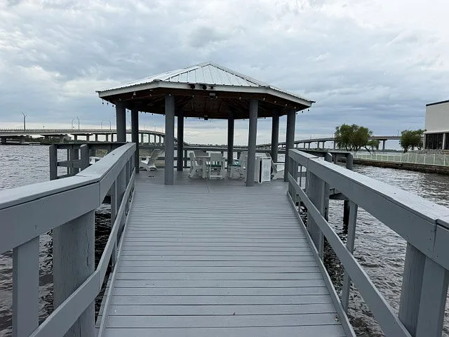 Riverwalk Apartments — Photo 24