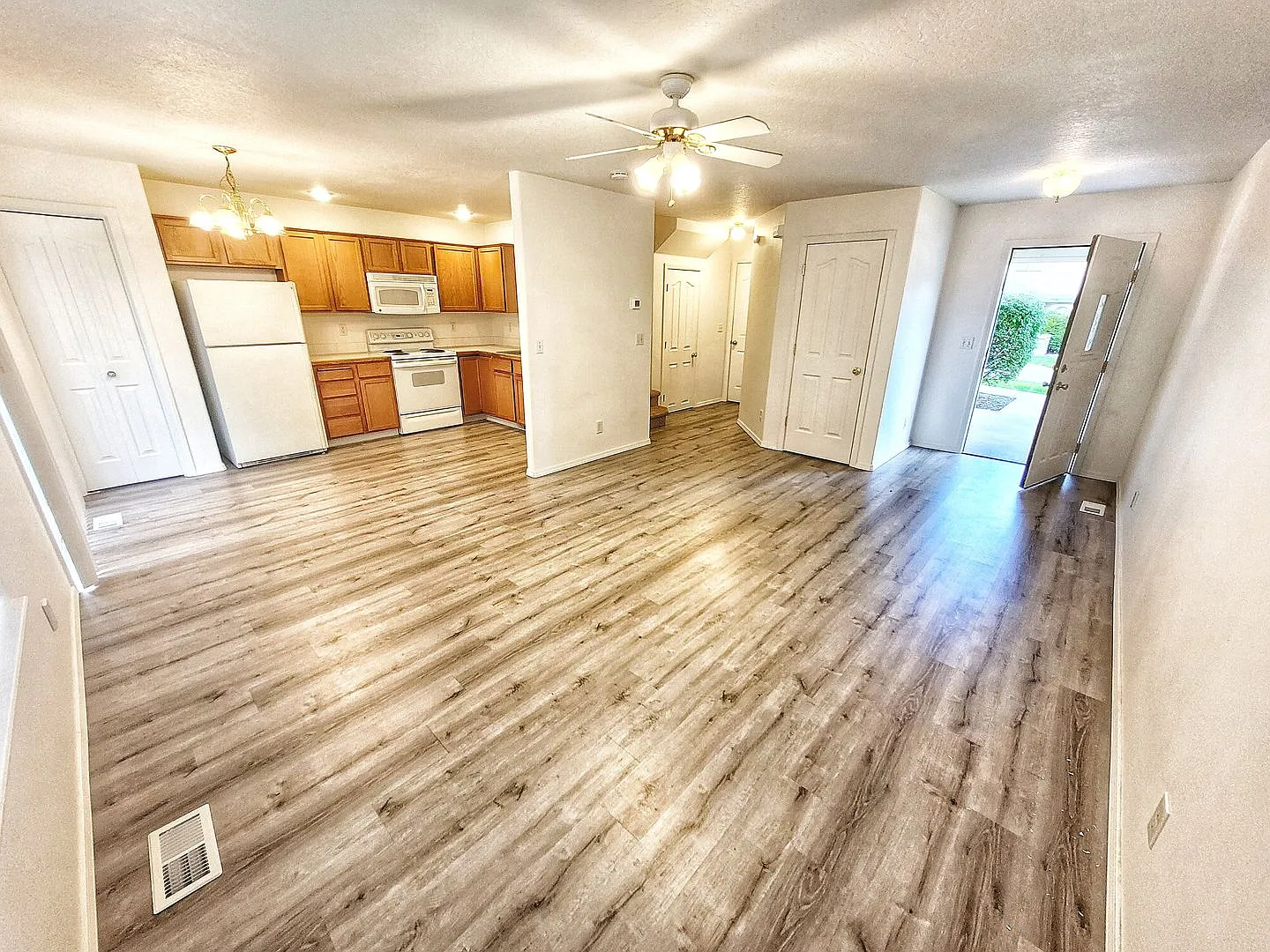 Beautiful 3 bed 1.5 bath Townhome with garage in Nampa! — Photo 2