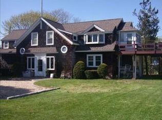13 Lighthouse Rd, Hampton Bays, NY 11946
