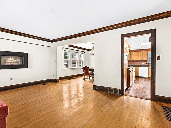 5th image of 406 N 43rd Ave W