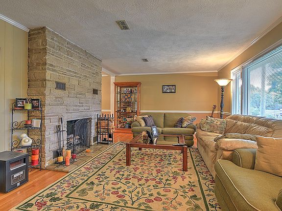 4th image of 404 Knob Hill Dr