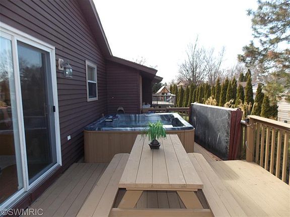 5th image of 1651 Diamond Ct NE