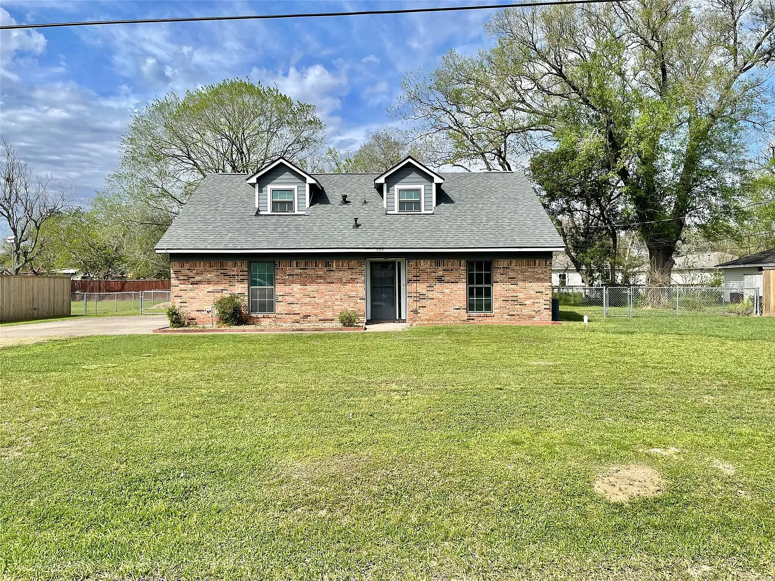 4 bed, 2.0 bath, 2255 sqft, $1,900 — Photo 3