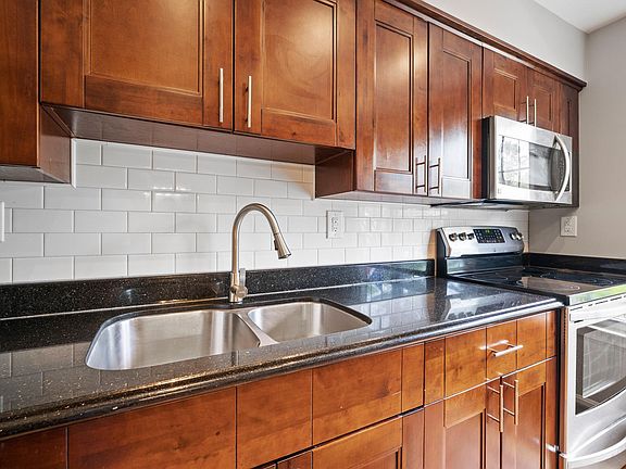 3rd image of 5752 Heritage Hill Dr