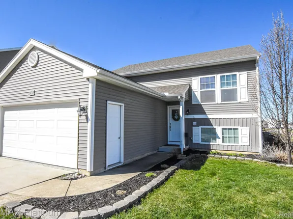 3715 Amber Oaks Dr, Howell, MI 48855