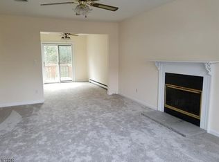 38 Village Dr #401, Hamburg, NJ 07419