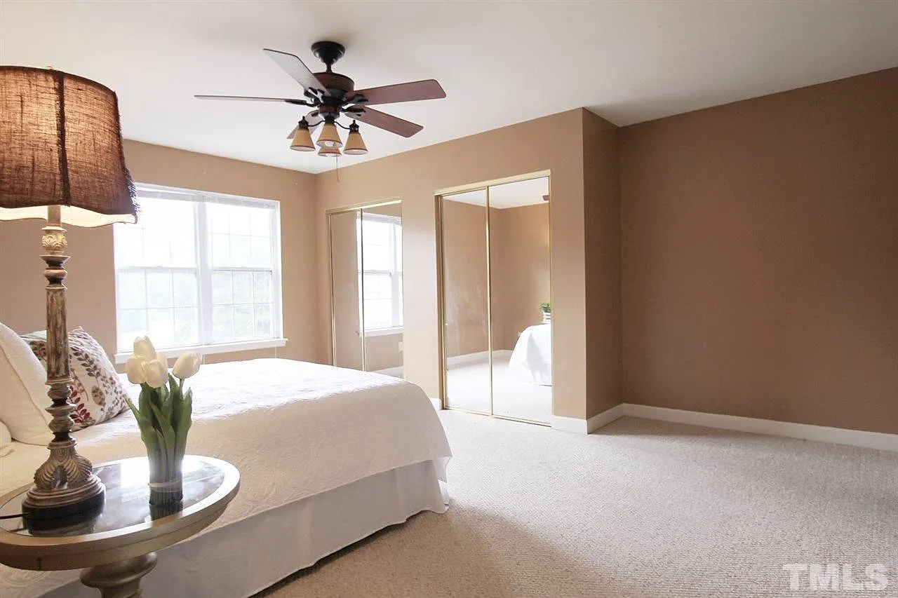 Cosy 3 bed 2.5bath townhouse with patio — Photo 2