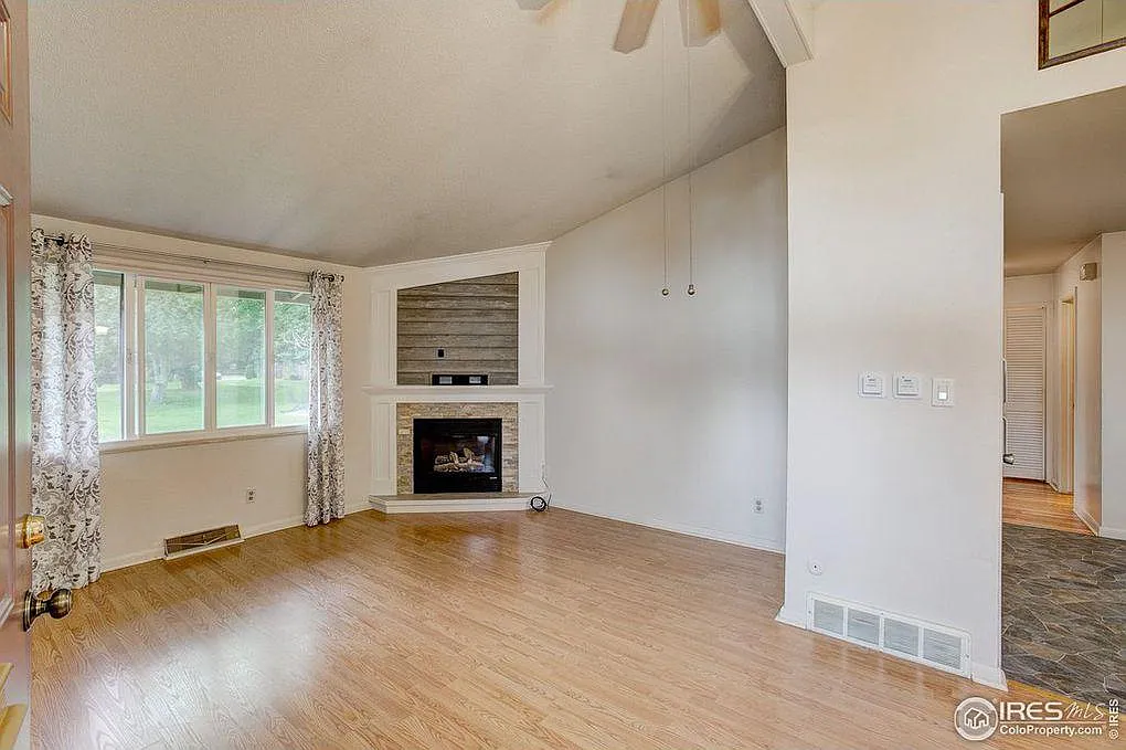 417 E Drake Rd — Photo 2