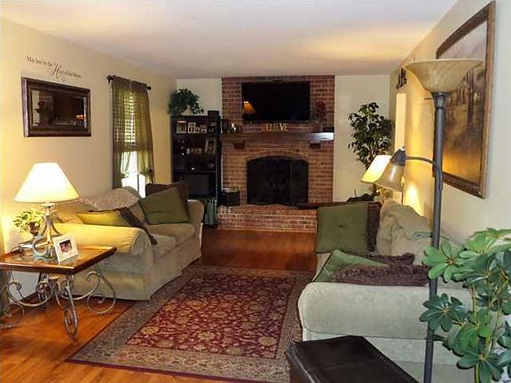 3rd image of 529 Brownwood Cir