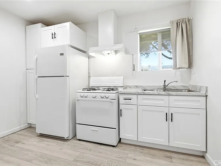 524 E Ghent St — Photo 29