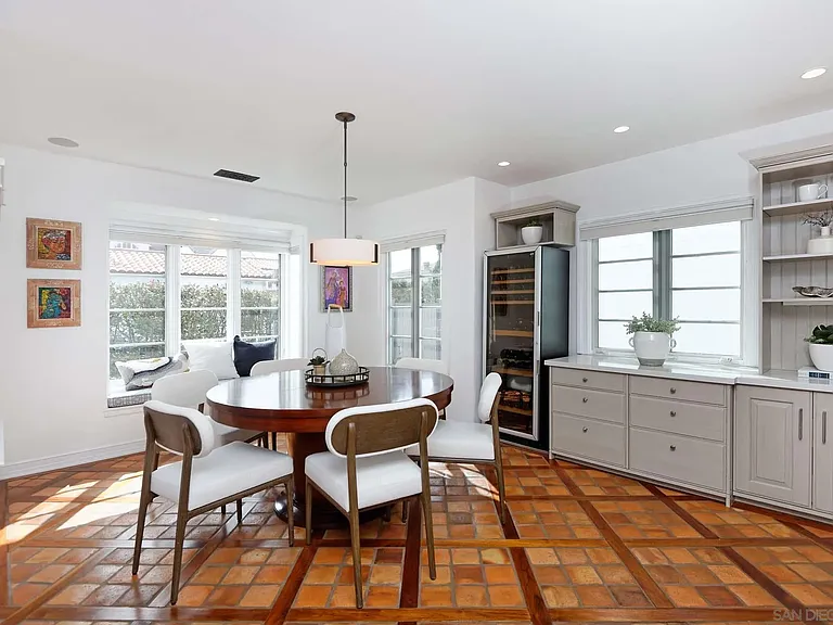 438 Sea Ln — Photo 4