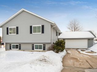 45 Kinson Ct, Robins, IA 52328