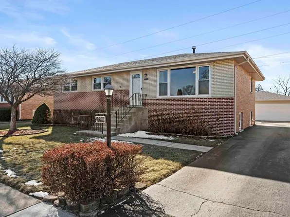 10600 S Michael Dr, Palos Hills, IL 60465