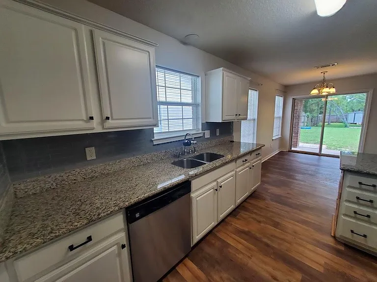 1516 Oakhill Rd — Photo 2