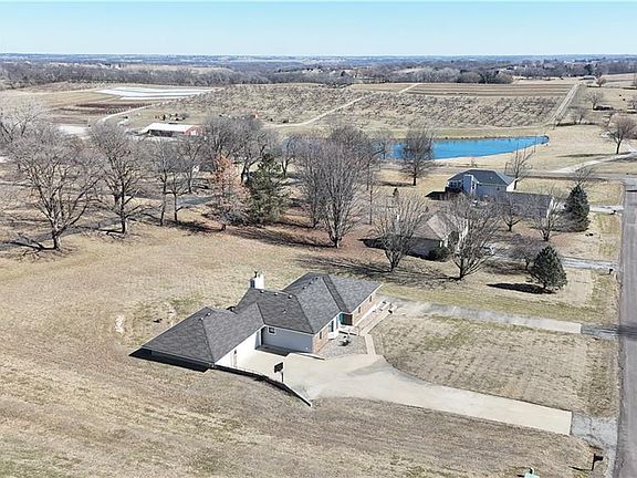 2nd image of 9 SE Hilltop Terrace Rd