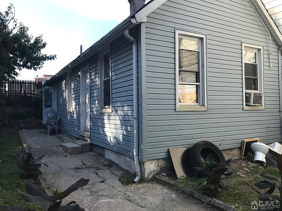 2nd image of 681 Elizabeth St