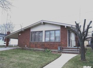 51 Pickwick Dr, Hicksville, NY 11801