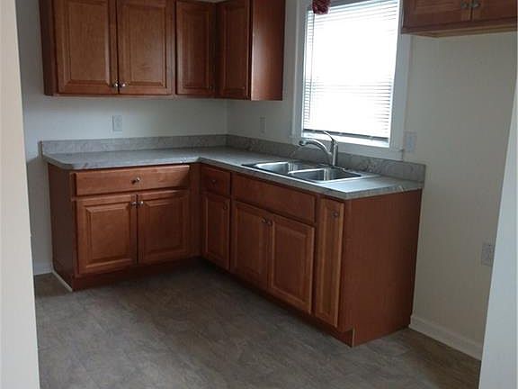 4th image of 256 Girard Ave