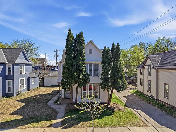 2nd image of 918 18 1/2 Ave NE