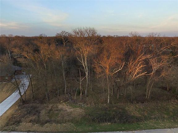 3rd image of 2066 Parkview Dr