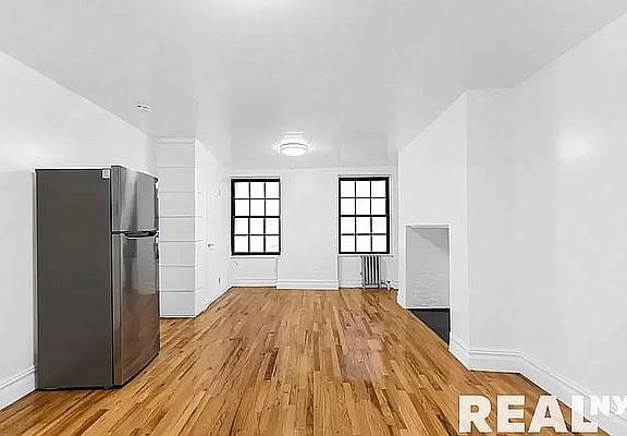 3rd image of 222 W 10th St APT 1B