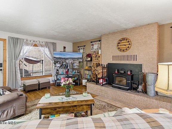 4th image of 43513 Riverview Dr