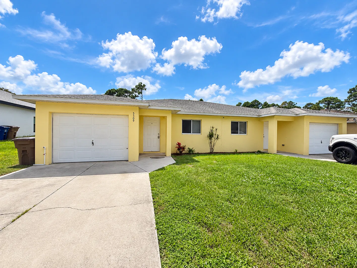 First Month Free Duplex 3/2 + Garage 1 Vehicle. — Photo 2