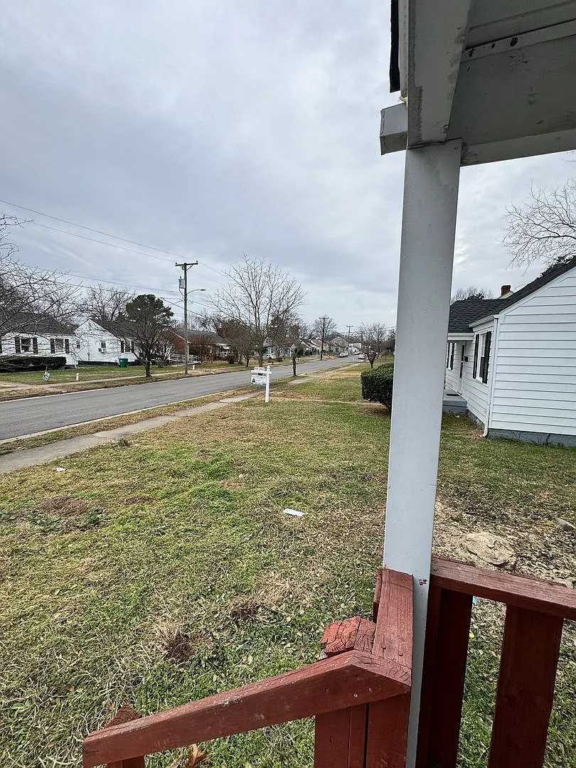 3 bed house in Church Hill! Enjoy big yard, great location, hardwoods, central Ac, and laundry! — Photo 2