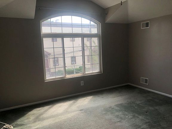 4th image of 51 Grant St