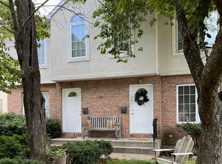 60 Linwood Rd N #B, Pt Washington, NY 11050