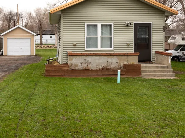 217 5th St NE, Watford City, ND 58854
