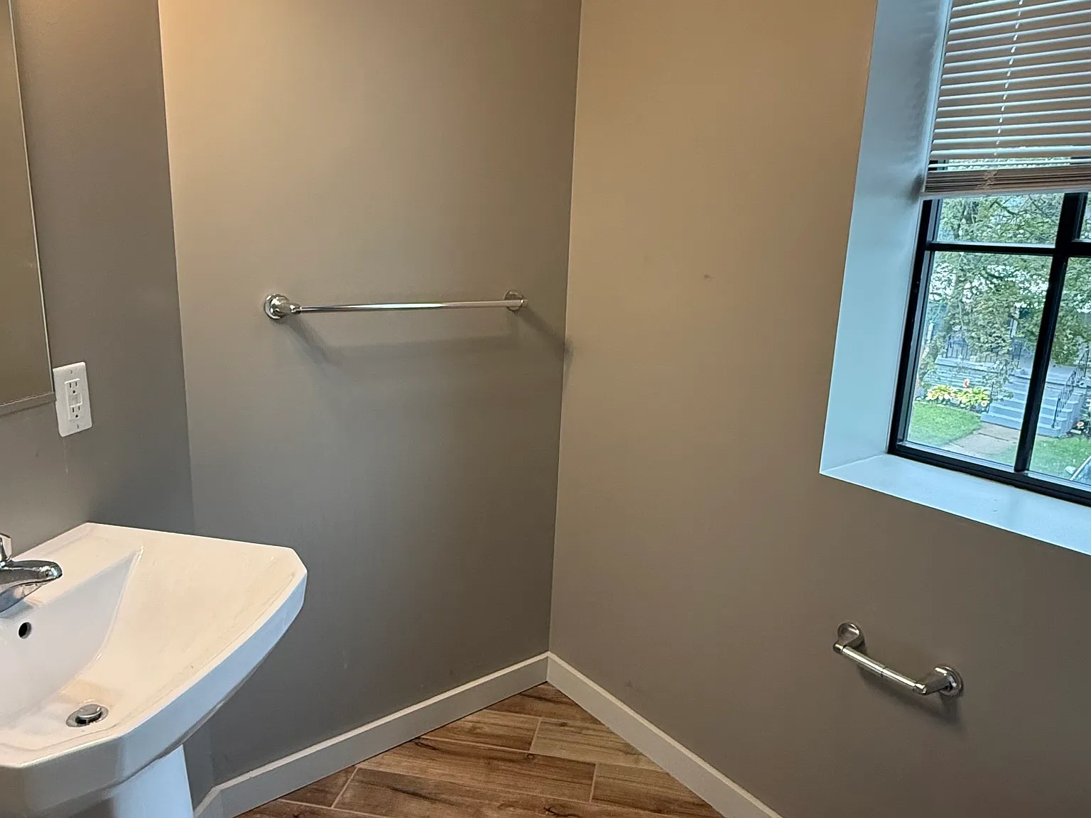 2 bed, 1.5 bath, 1002 sqft, $1,300 — Photo 4