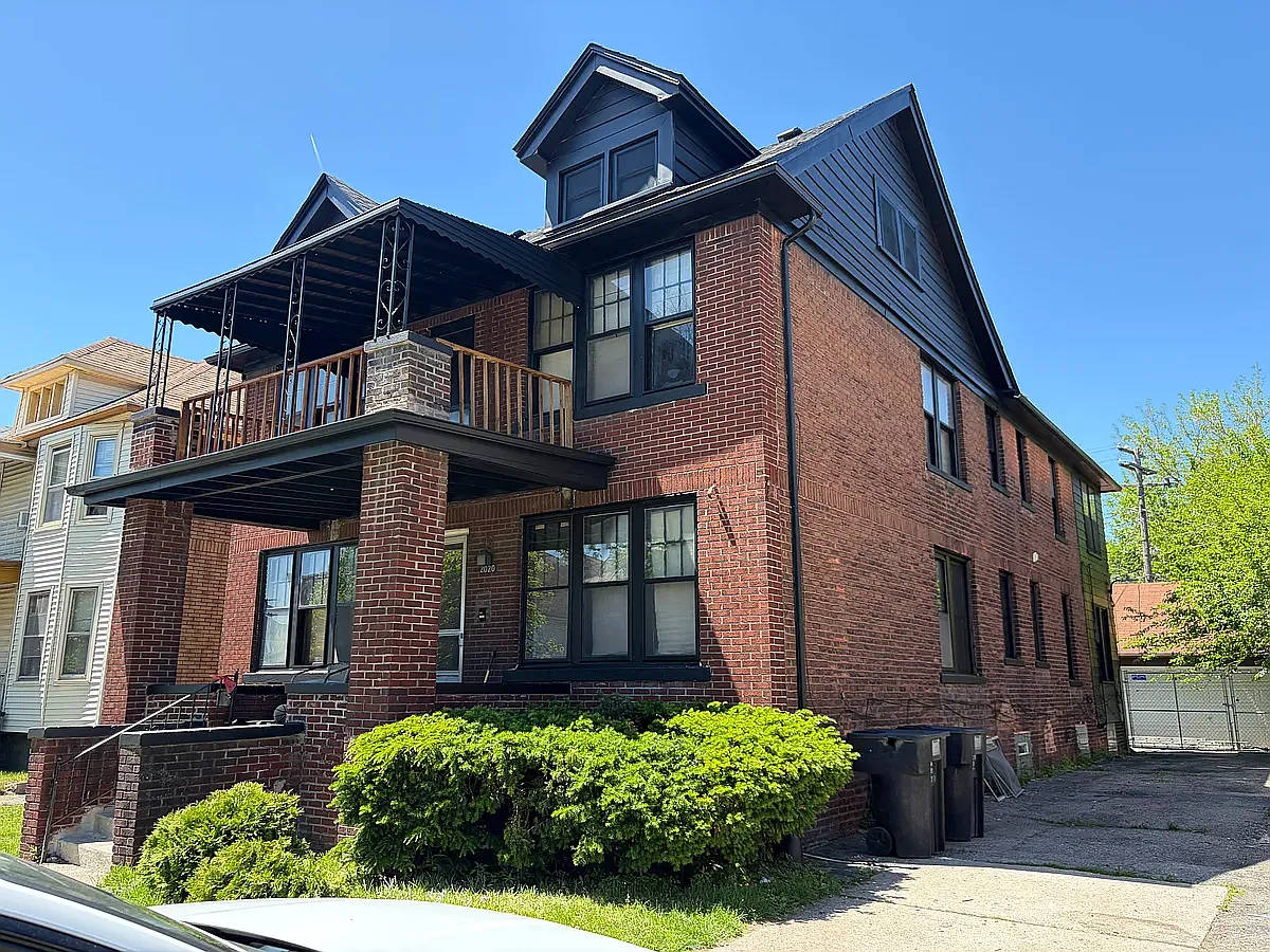 2 bed, 900 sqft, $1,200 — Photo 1