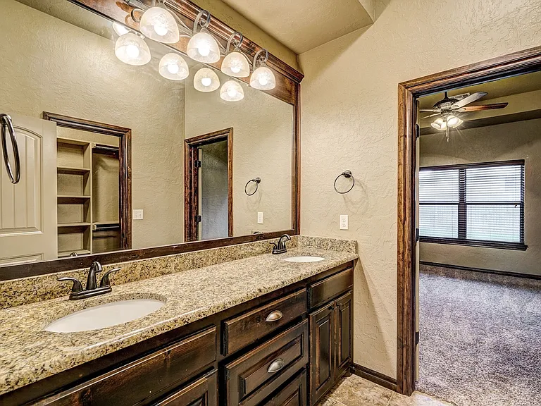 905 Samantha Ln — Photo 32