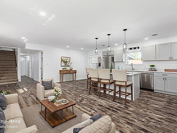 3rd image of 195 Lakeside Dr