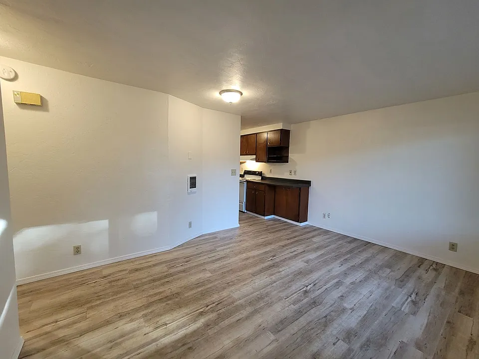1187 W 8th Ave