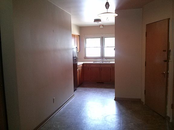 3rd image of 411 34th Ave APT 4