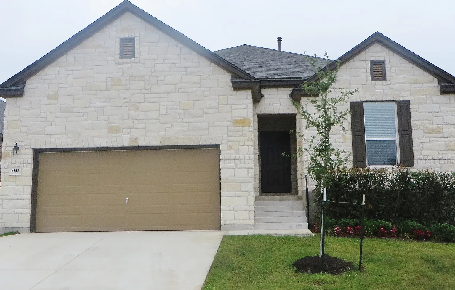4 Bedroom 2 Bathroom Creekside At Georgetown Village Home — Photo 1